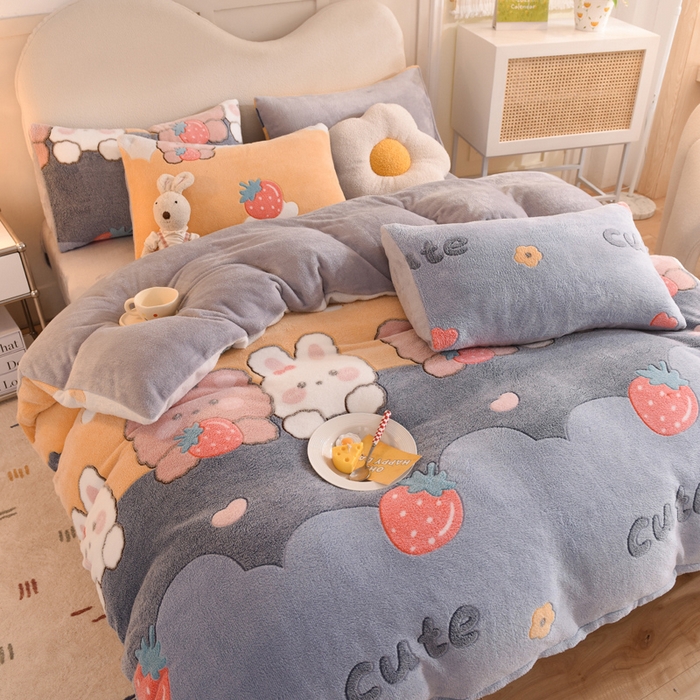 91家纺网 家纺一手货源 找家纺 慕梵家居2025新款雪花绒被套 草莓兔