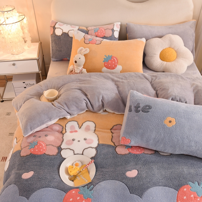 91家纺网 家纺一手货源 找家纺 慕梵家居2025新款雪花绒被套 草莓兔