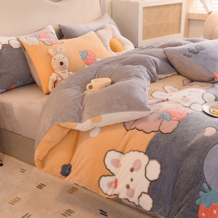 91家纺网 家纺一手货源 找家纺 慕梵家居2025新款雪花绒被套 草莓兔