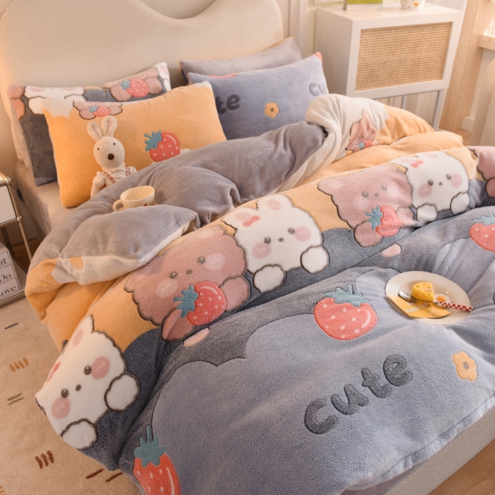 91家纺网 家纺一手货源 找家纺 慕梵家居2025新款雪花绒被套 草莓兔