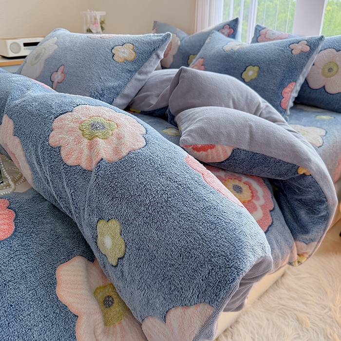 91家纺网 家纺一手货源 找家纺 慕梵家居2025新款雪花绒被套 蓝调花语