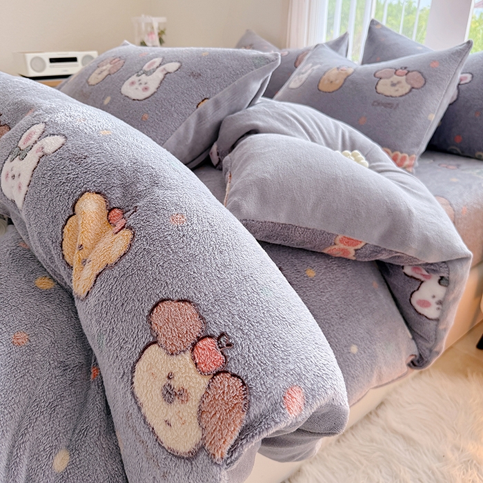 91家纺网 家纺一手货源 找家纺 慕梵家居2025新款雪花绒被套 萌趣-灰