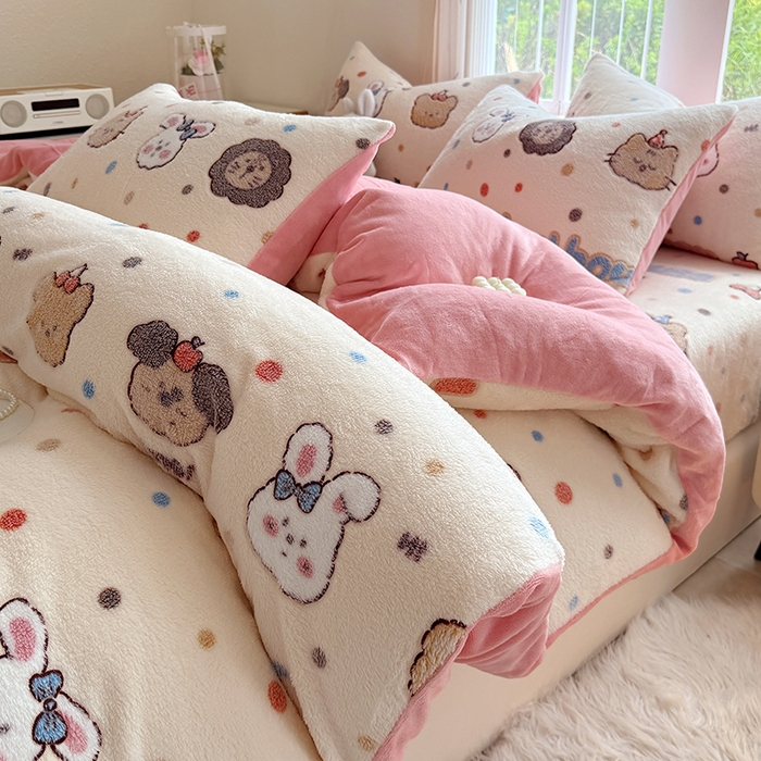 91家纺网 家纺一手货源 找家纺 慕梵家居2025新款雪花绒被套 萌趣-米