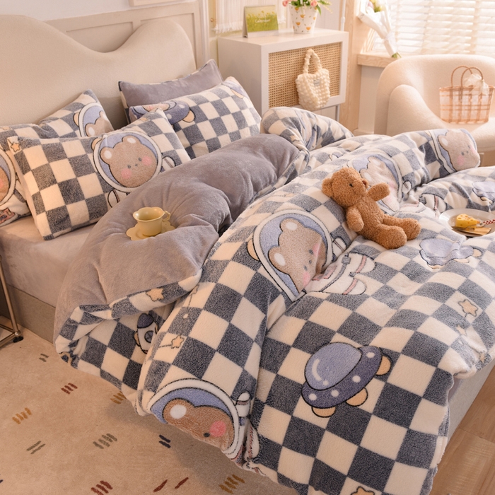 91家纺网 家纺一手货源 找家纺 慕梵家居2025新款雪花绒被套 太空熊