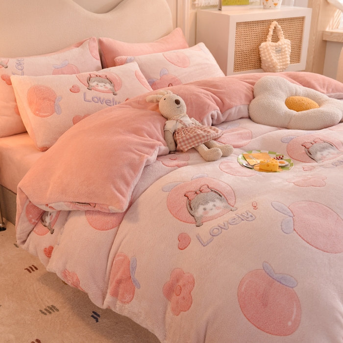 91家纺网 家纺一手货源 找家纺 慕梵家居2025新款雪花绒被套 桃子少女