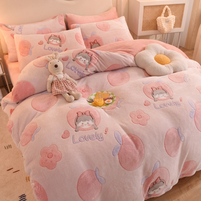 91家纺网 家纺一手货源 找家纺 慕梵家居2025新款雪花绒被套 桃子少女