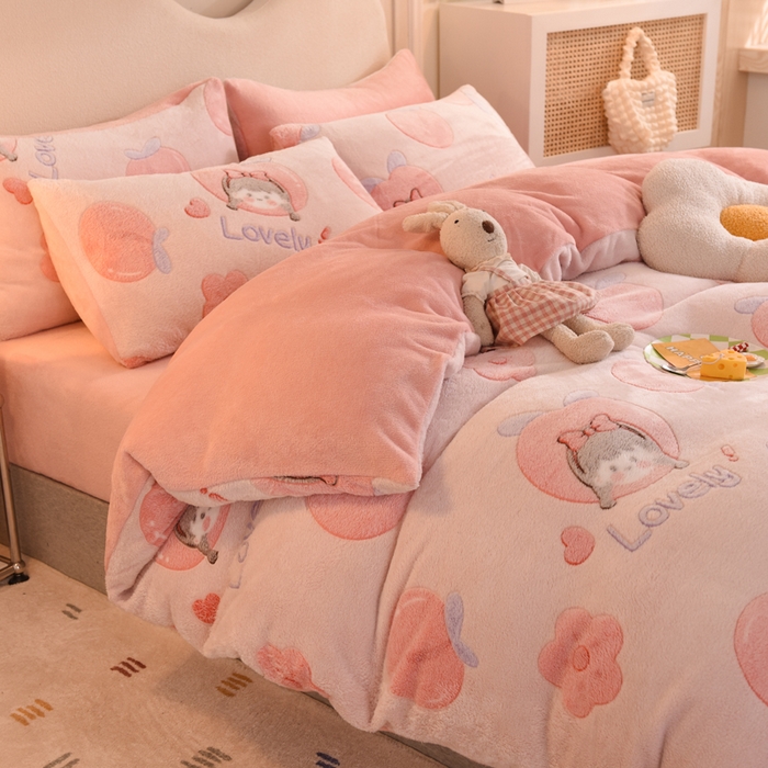 91家纺网 家纺一手货源 找家纺 慕梵家居2025新款雪花绒被套 桃子少女