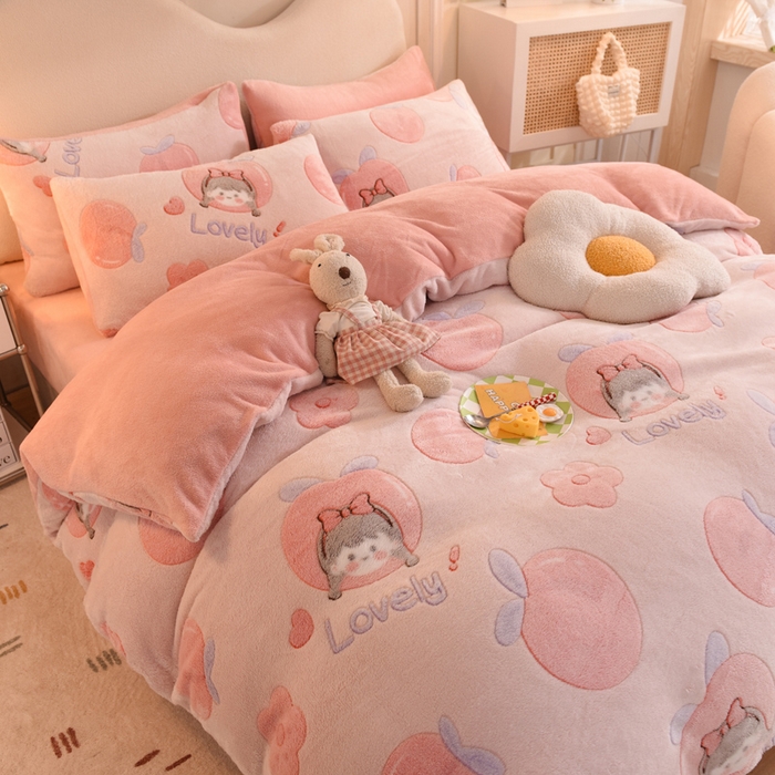 91家纺网 家纺一手货源 找家纺 慕梵家居2025新款雪花绒被套 桃子少女