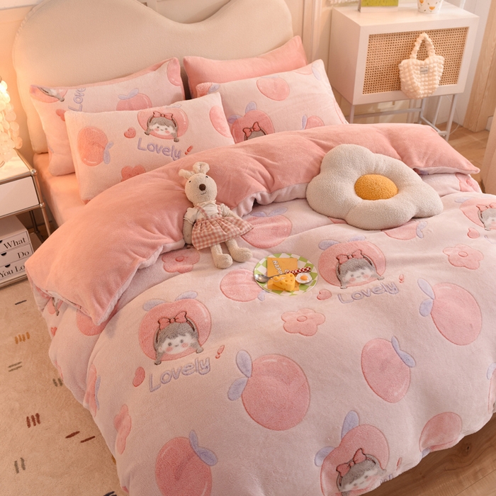 91家纺网 家纺一手货源 找家纺 慕梵家居2025新款雪花绒被套 桃子少女