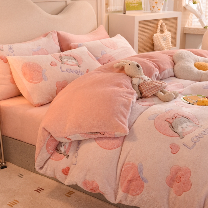 91家纺网 家纺一手货源 找家纺 慕梵家居2025新款雪花绒被套 桃子少女