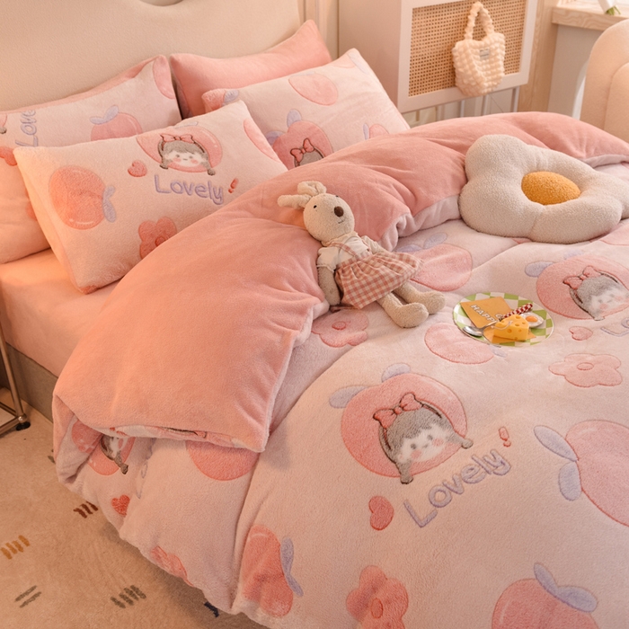 91家纺网 家纺一手货源 找家纺 慕梵家居2025新款雪花绒被套 桃子少女