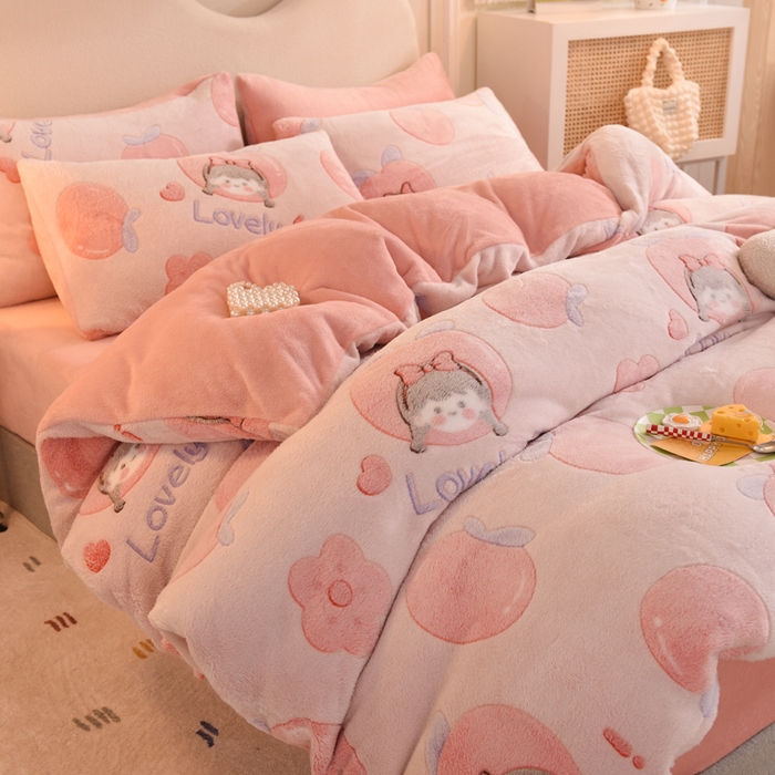 91家纺网 家纺一手货源 找家纺 慕梵家居2025新款雪花绒被套 桃子少女