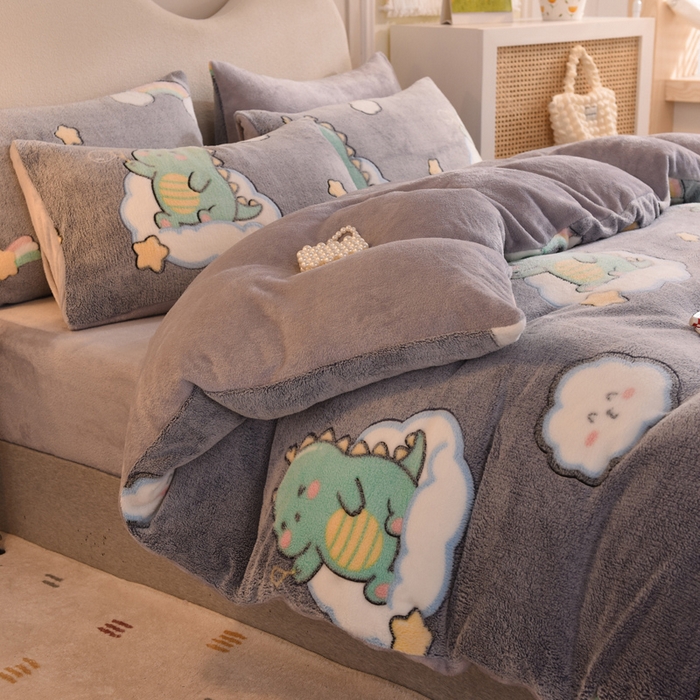 91家纺网 家纺一手货源 找家纺 慕梵家居2025新款雪花绒被套 小恐龙