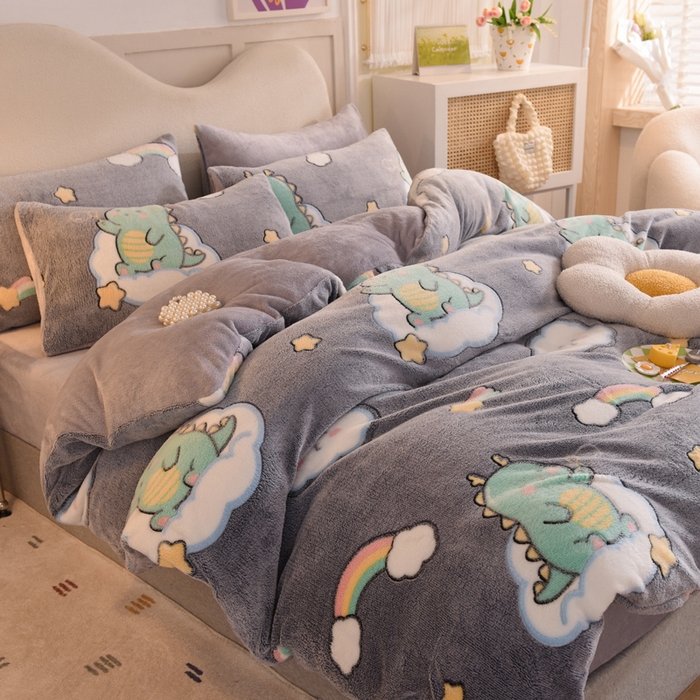 91家纺网 家纺一手货源 找家纺 慕梵家居2025新款雪花绒被套 小恐龙