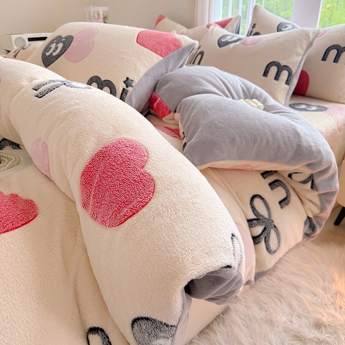 91家纺网 家纺一手货源 找家纺 慕梵家居2025新款雪花绒被套 心动符号