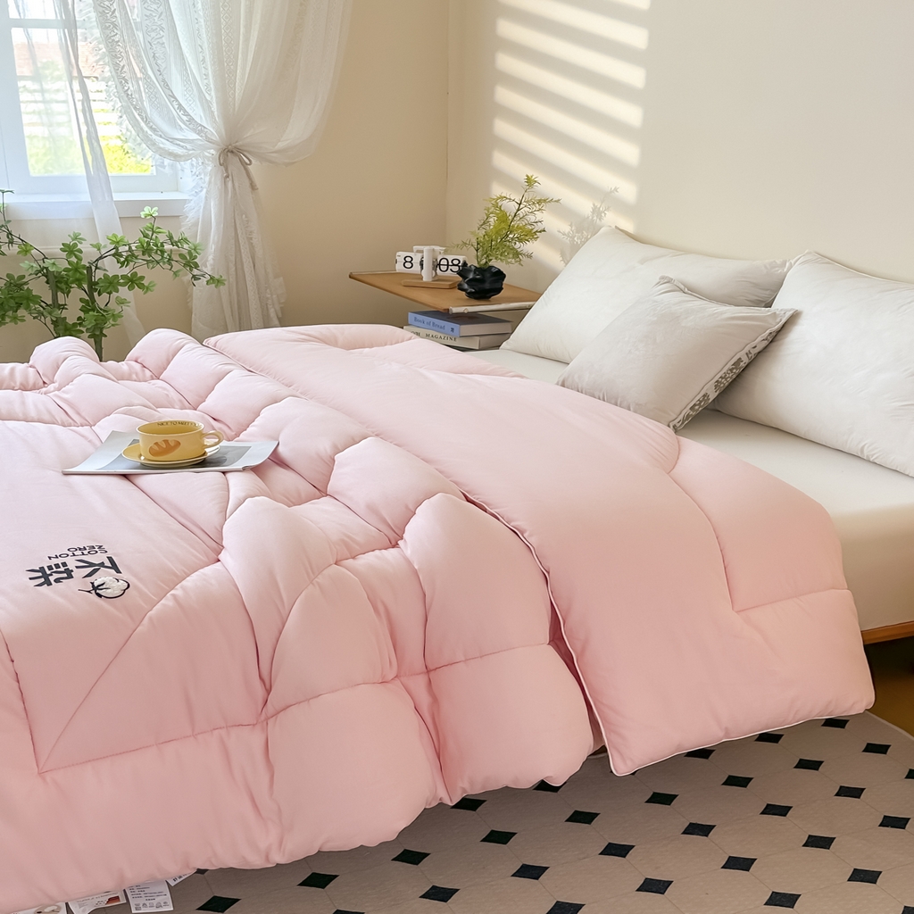 91家纺网 家纺一手货源 找家纺 尊妙被业2026新款全棉棉花被-云朵不染	 云朵不染-全棉粉