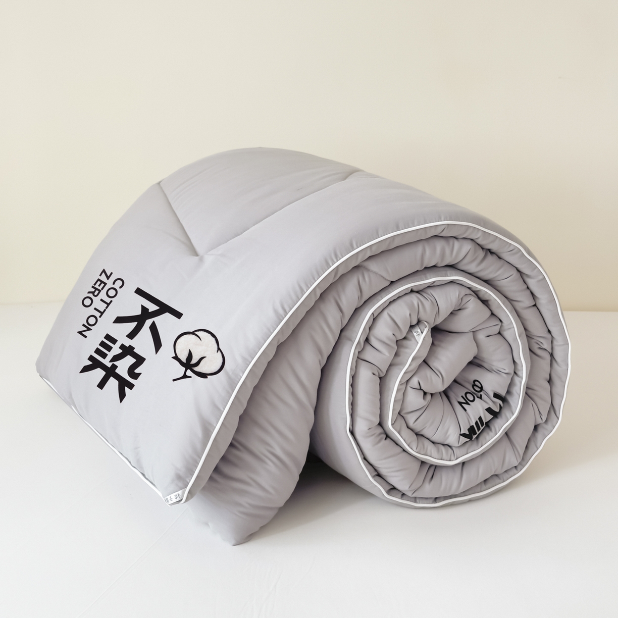 91家纺网 家纺一手货源 找家纺 尊妙被业2026新款全棉棉花被-云朵不染	 云朵不染-全棉灰