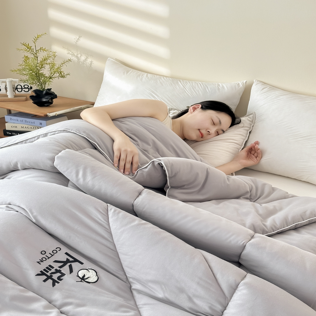 91家纺网 家纺一手货源 找家纺 尊妙被业2026新款全棉棉花被-云朵不染	 云朵不染-全棉灰