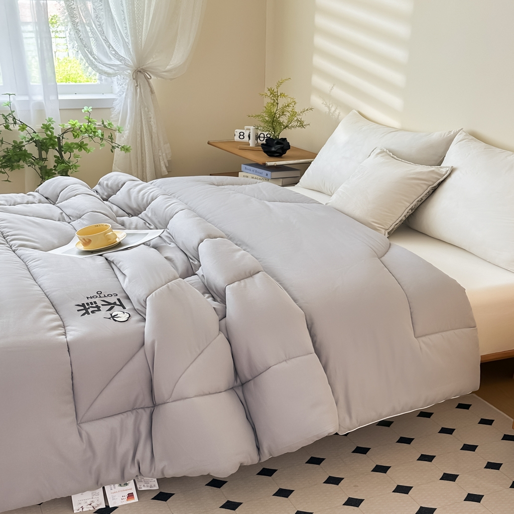91家纺网 家纺一手货源 找家纺 尊妙被业2026新款全棉棉花被-云朵不染	 云朵不染-全棉灰