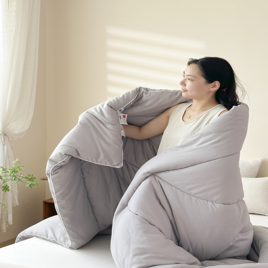 91家纺网 家纺一手货源 找家纺 尊妙被业2026新款全棉棉花被-云朵不染	 云朵不染-全棉灰