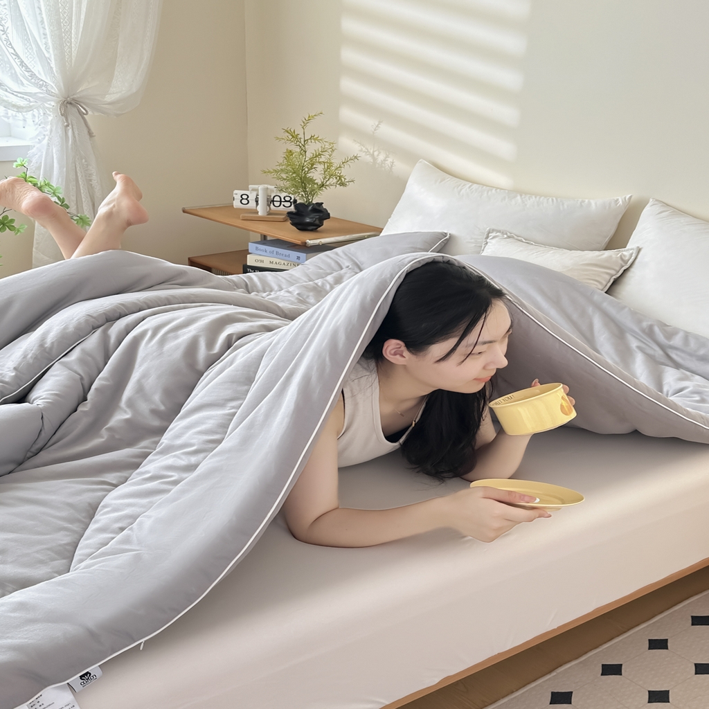 91家纺网 家纺一手货源 找家纺 尊妙被业2026新款全棉棉花被-云朵不染	 云朵不染-全棉灰