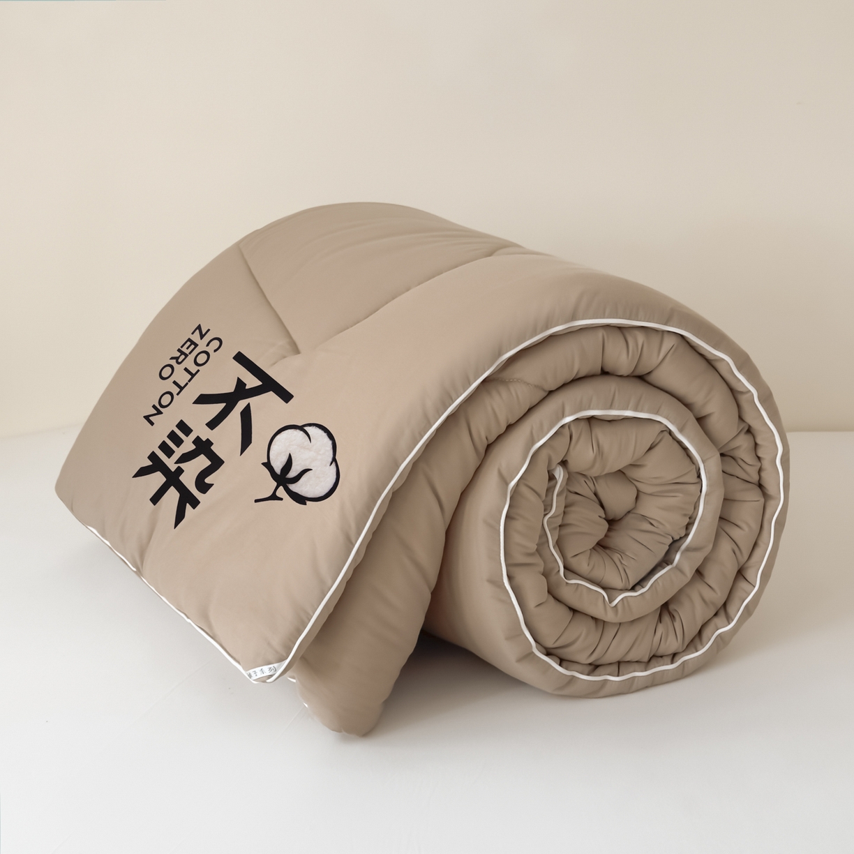 91家纺网 家纺一手货源 找家纺 尊妙被业2026新款全棉棉花被-云朵不染	 云朵不染-全棉卡其