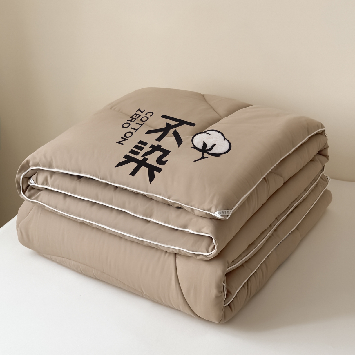 91家纺网 家纺一手货源 找家纺 尊妙被业2026新款全棉棉花被-云朵不染	 云朵不染-全棉卡其