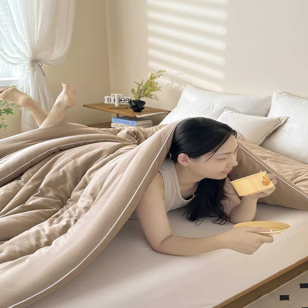 91家纺网 家纺一手货源 找家纺 尊妙被业2026新款全棉棉花被-云朵不染	 云朵不染-全棉卡其