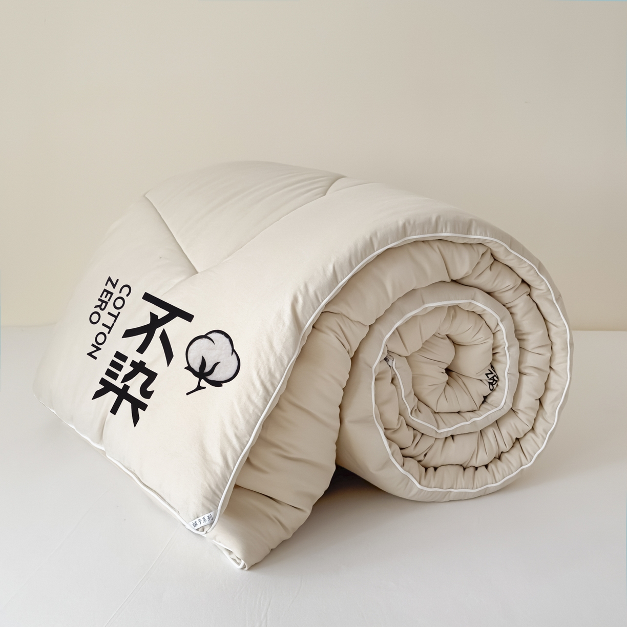 91家纺网 家纺一手货源 找家纺 尊妙被业2026新款全棉棉花被-云朵不染	 云朵不染-全棉米驼