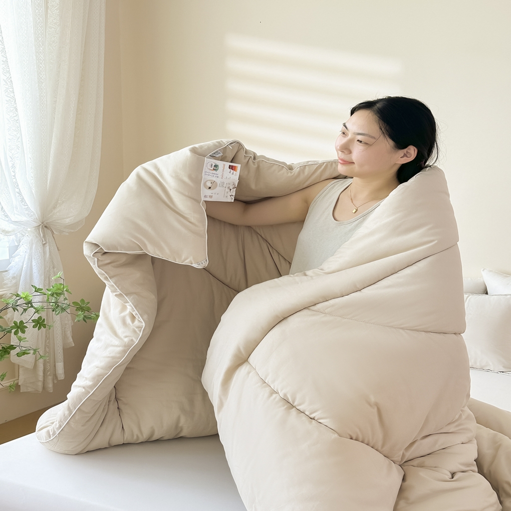 91家纺网 家纺一手货源 找家纺 尊妙被业2026新款全棉棉花被-云朵不染	 云朵不染-全棉米驼