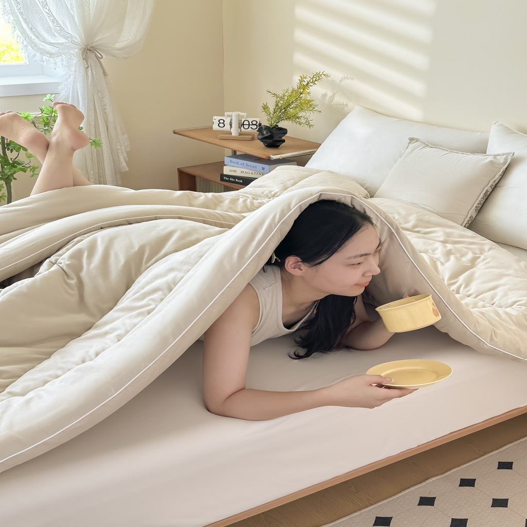 91家纺网 家纺一手货源 找家纺 尊妙被业2026新款全棉棉花被-云朵不染	 云朵不染-全棉米驼