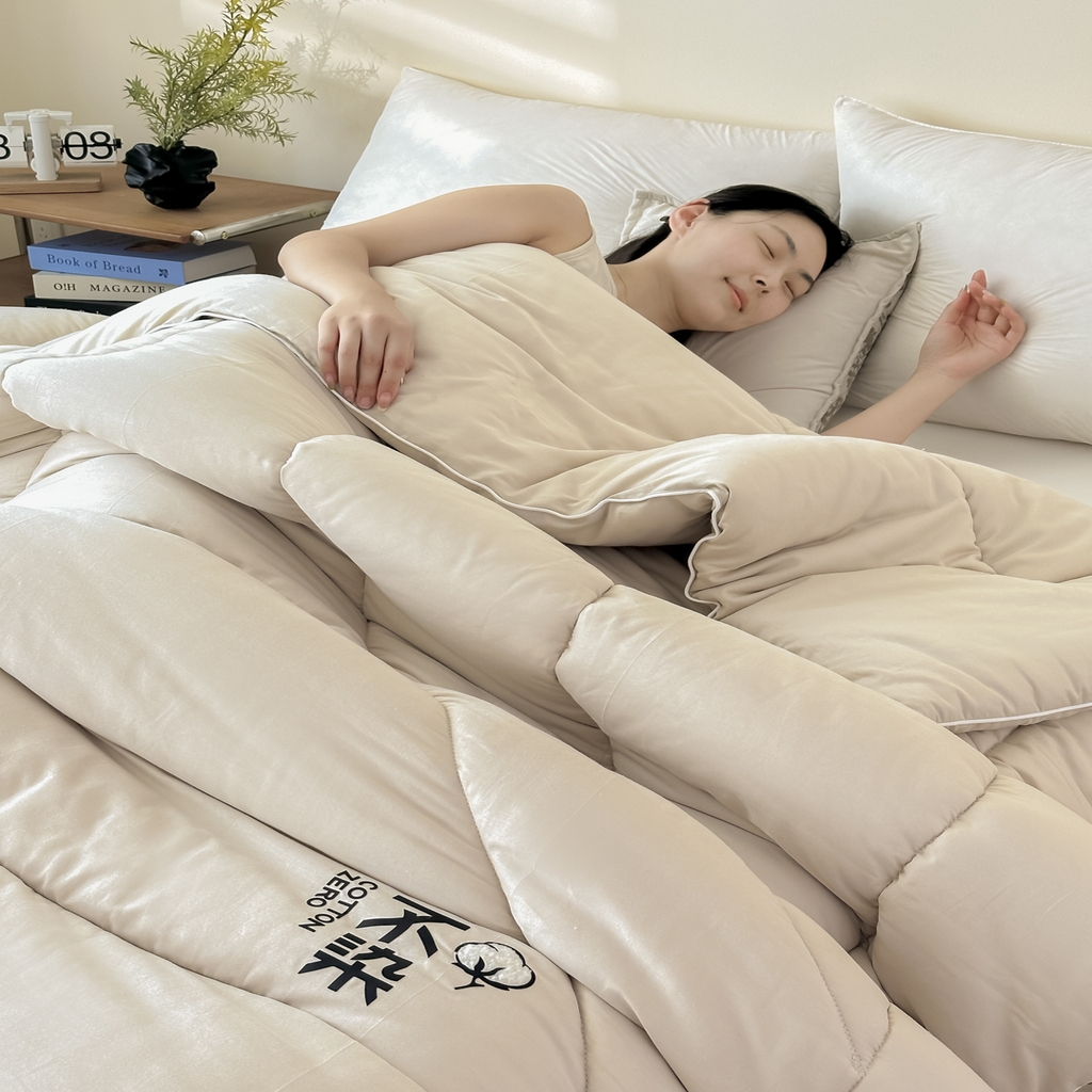 91家纺网 家纺一手货源 找家纺 尊妙被业2026新款全棉棉花被-云朵不染	 云朵不染-全棉米驼