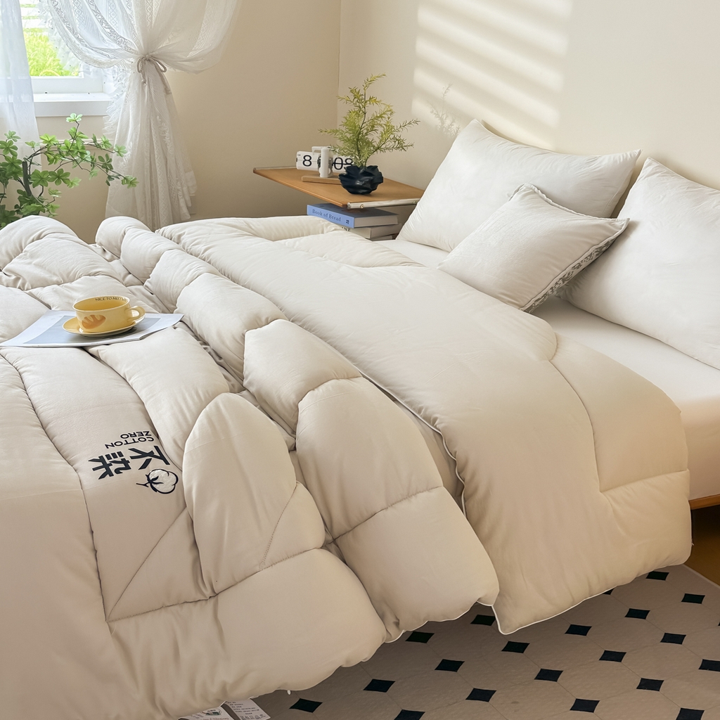 91家纺网 家纺一手货源 找家纺 尊妙被业2026新款全棉棉花被-云朵不染	 云朵不染-全棉米驼