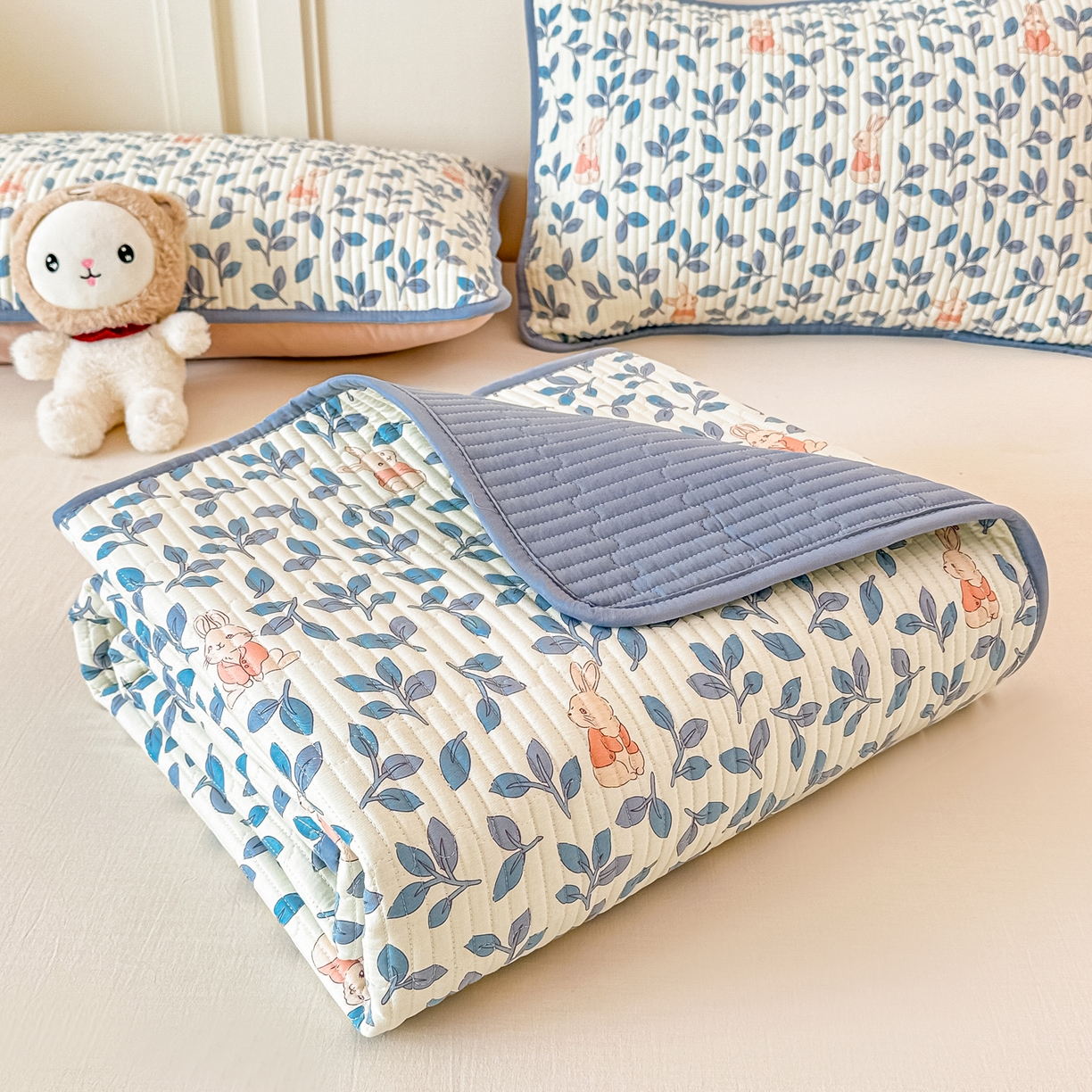 91家纺网 家纺一手货源 找家纺 恒尚居 2025新款A类全棉印花夹棉床盖四季款-系列一 【菲菲兔】全棉-四季款