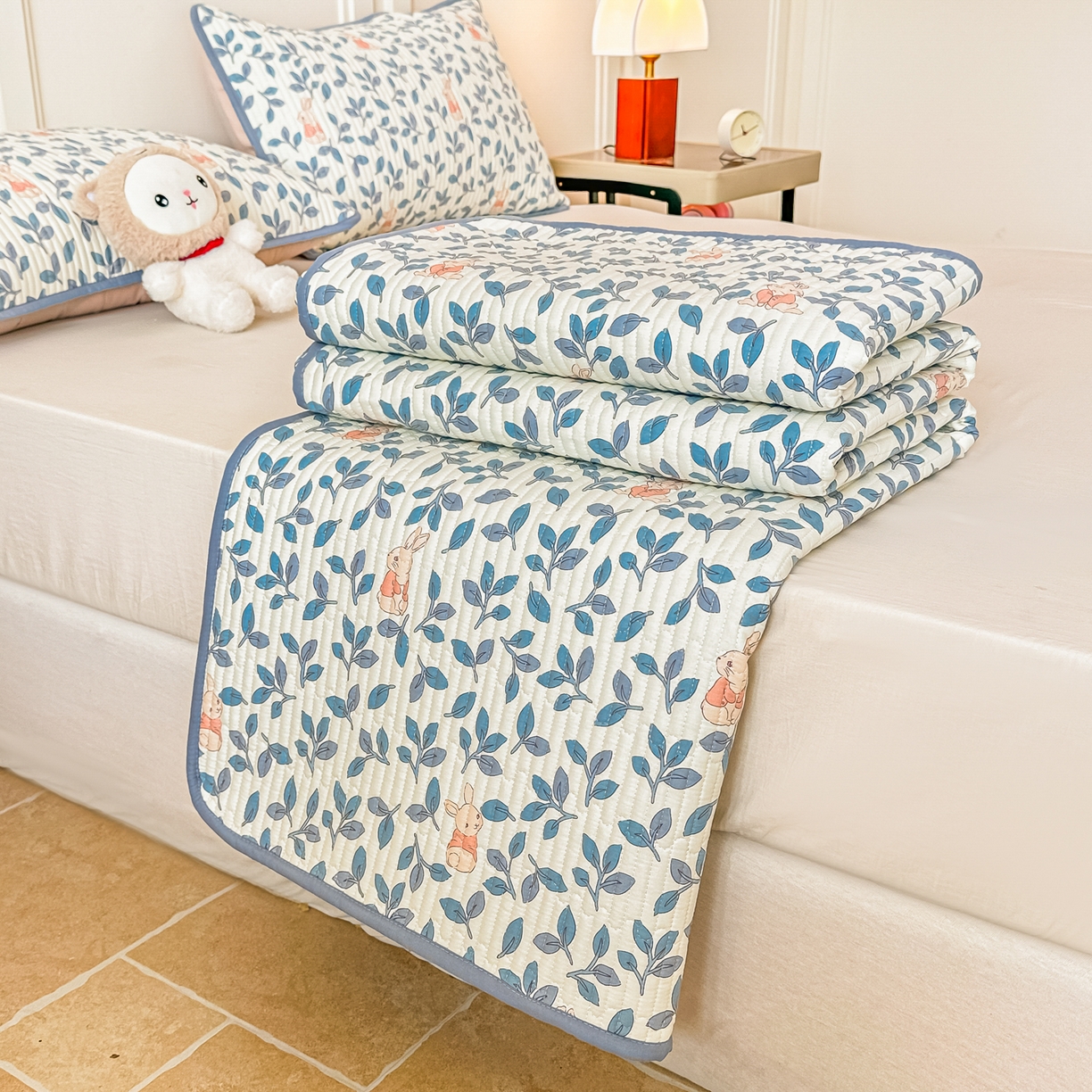 91家纺网 家纺一手货源 找家纺 恒尚居 2025新款A类全棉印花夹棉床盖四季款-系列一 【菲菲兔】全棉-四季款