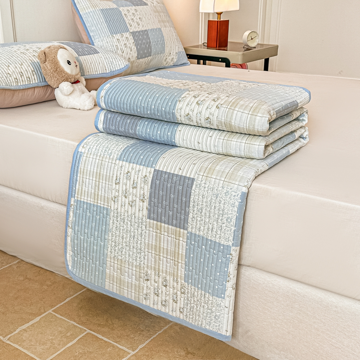 91家纺网 家纺一手货源 找家纺 恒尚居 2025新款A类全棉印花夹棉床盖四季款-系列一 【芳菲-蓝】全棉-四季款