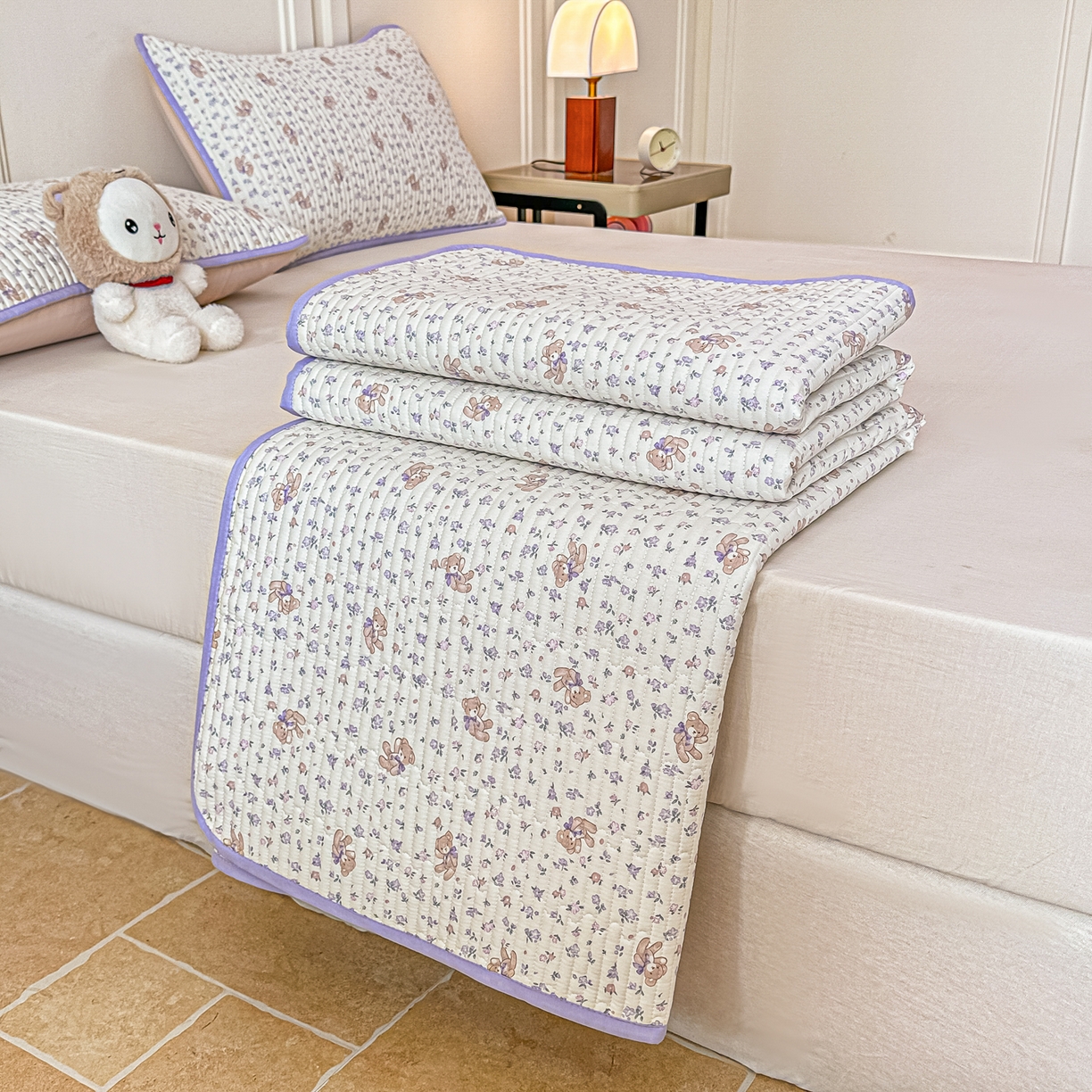 91家纺网 家纺一手货源 找家纺 恒尚居 2025新款A类全棉印花夹棉床盖四季款-系列一 【清茶小熊】全棉-四季款