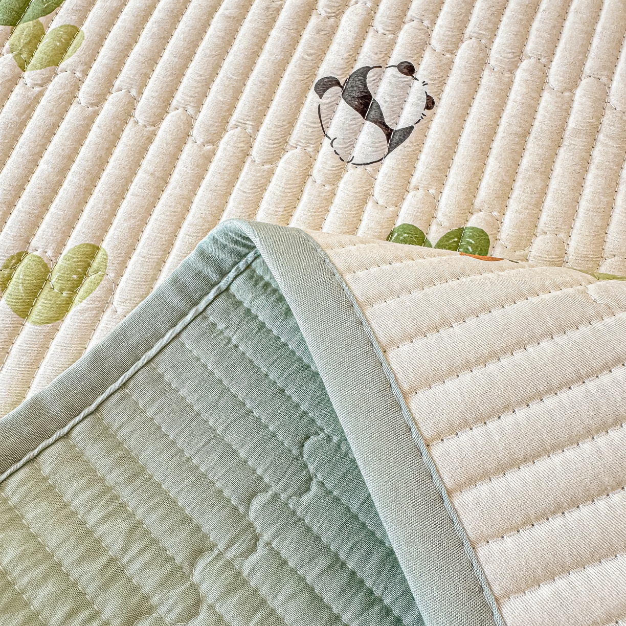 91家纺网 家纺一手货源 找家纺 恒尚居 2025新款A类全棉印花夹棉床盖四季款-系列一 【小熊猫】全棉-四季款