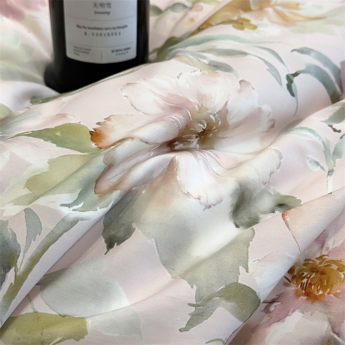 91家纺网 家纺一手货源 找家纺 朵希曼 2026新款全棉贡缎大版数码印花系列 红粉佳人