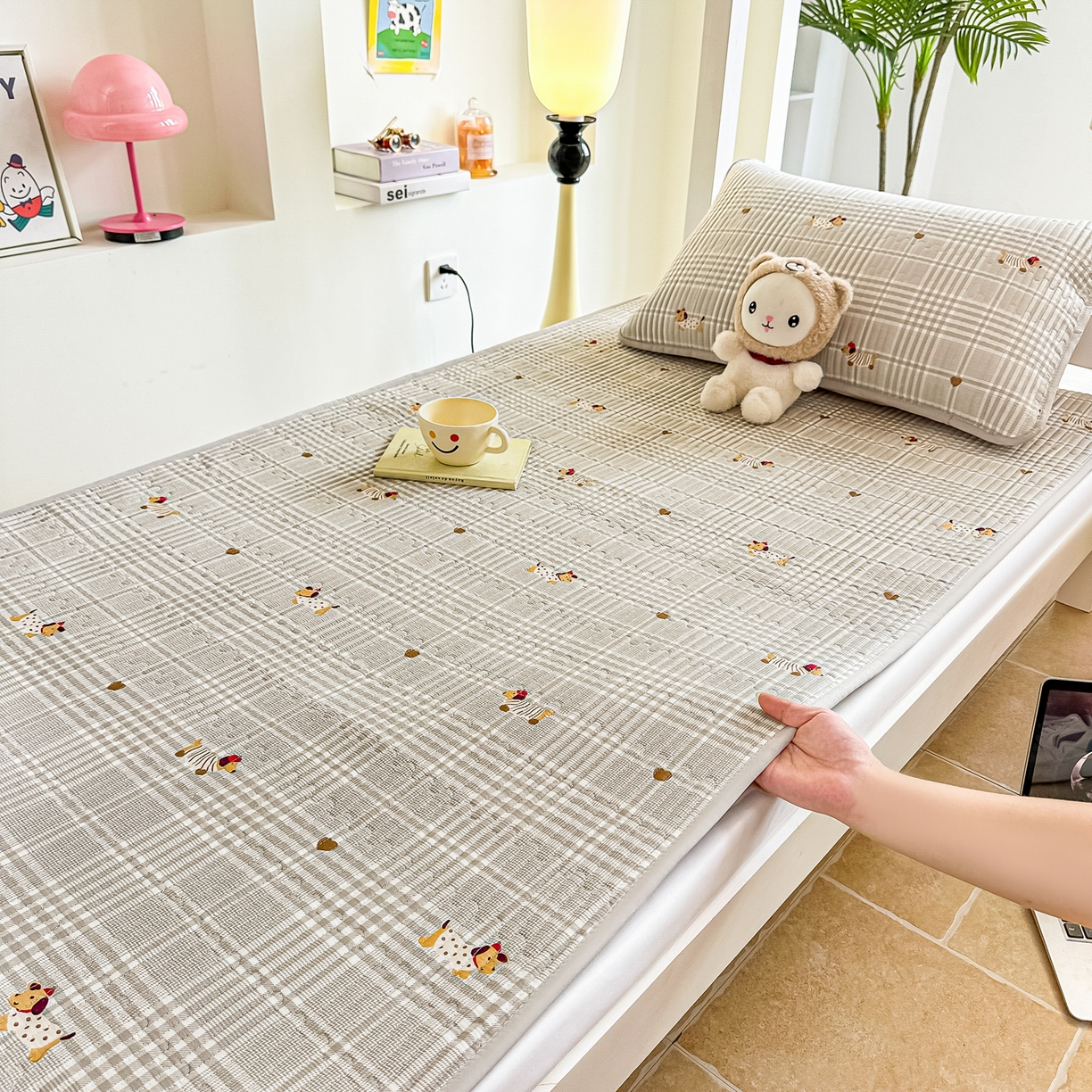 91家纺网 家纺一手货源 找家纺 恒尚居 2025新款A类全棉印花夹棉床盖四季款-系列二 【腊肠狗狗】全棉-四季款