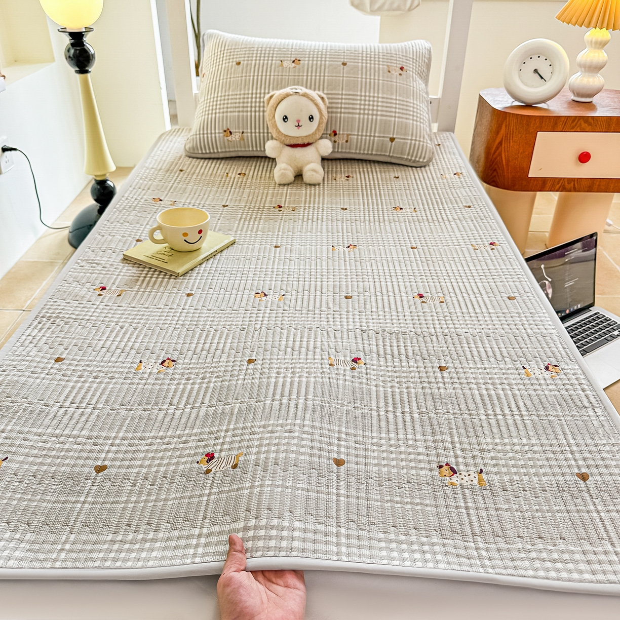 91家纺网 家纺一手货源 找家纺 恒尚居 2025新款A类全棉印花夹棉床盖四季款-系列二 【腊肠狗狗】全棉-四季款