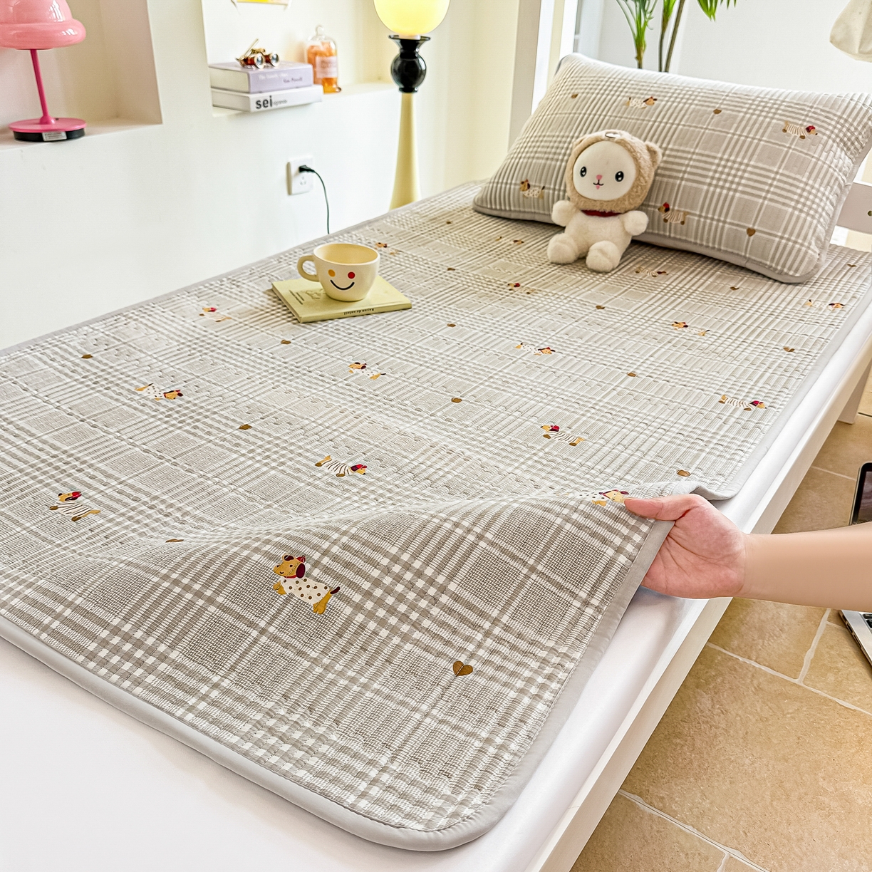 91家纺网 家纺一手货源 找家纺 恒尚居 2025新款A类全棉印花夹棉床盖四季款-系列二 【腊肠狗狗】全棉-四季款