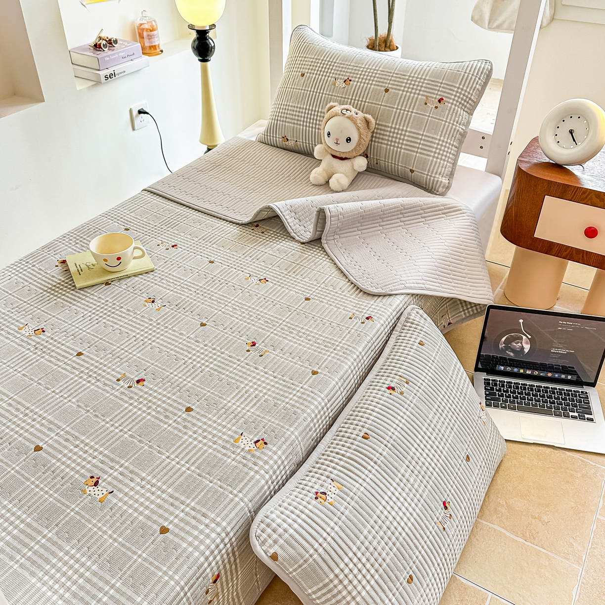 91家纺网 家纺一手货源 找家纺 恒尚居 2025新款A类全棉印花夹棉床盖四季款-系列二 【腊肠狗狗】全棉-四季款