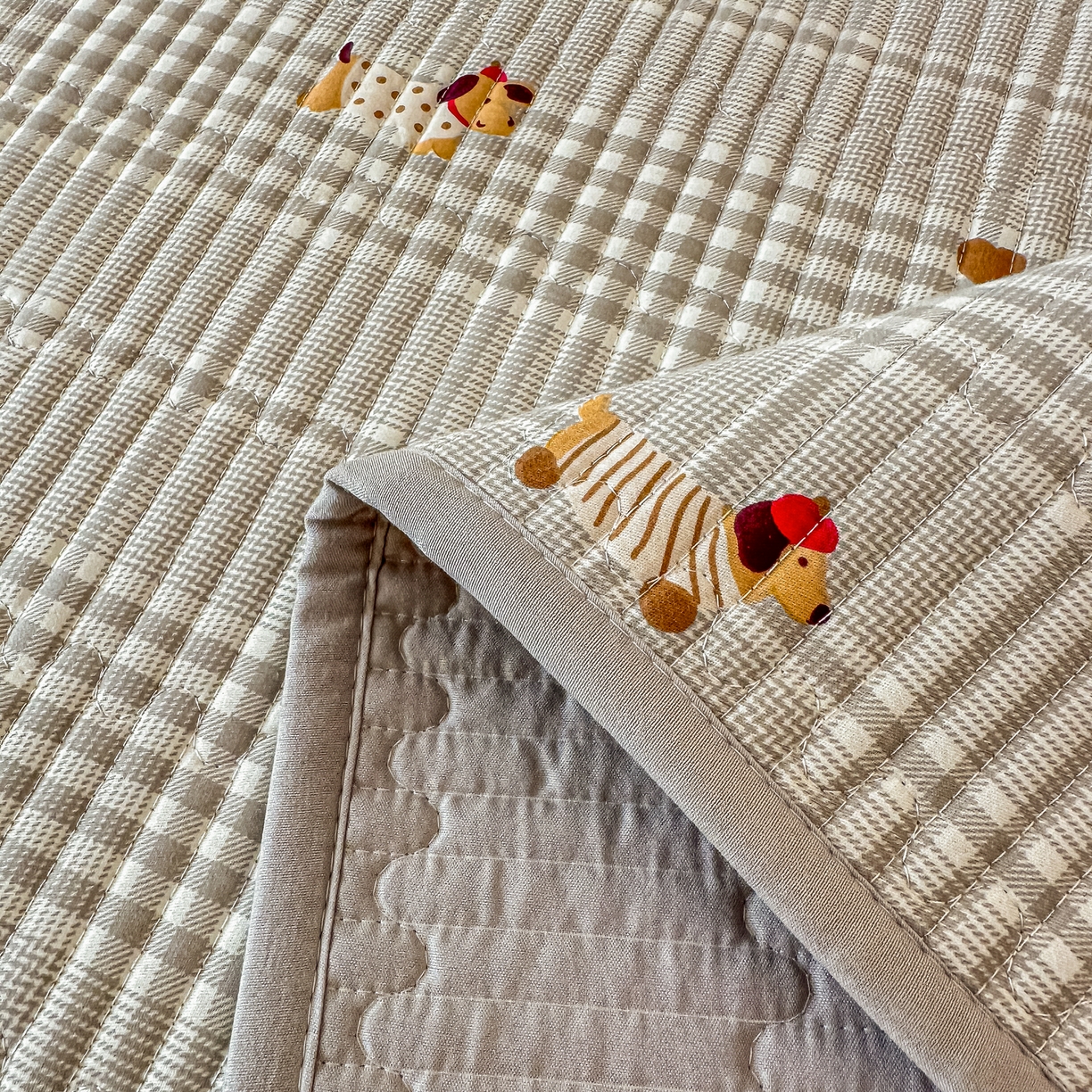 91家纺网 家纺一手货源 找家纺 恒尚居 2025新款A类全棉印花夹棉床盖四季款-系列二 【腊肠狗狗】全棉-四季款