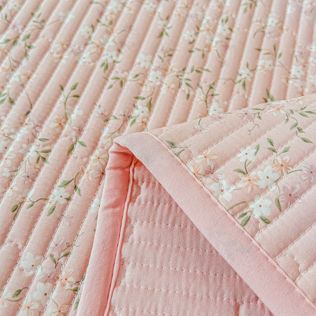 91家纺网 家纺一手货源 找家纺 恒尚居 2025新款A类全棉印花夹棉床盖四季款-系列二 【樱花灿灿】全棉-四季款