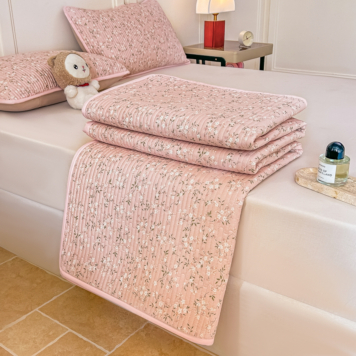 91家纺网 家纺一手货源 找家纺 恒尚居 2025新款A类全棉印花夹棉床盖四季款-系列二 【樱花灿灿】全棉-四季款