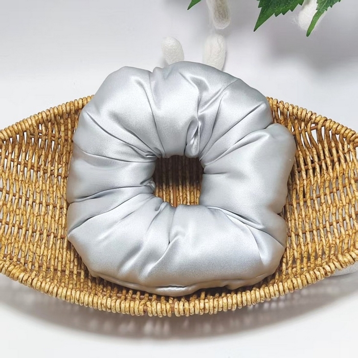 91家纺网 家纺一手货源 找家纺 蚕云阁蚕丝家居 2025新款7cm填充缎面真丝大肠发圈 银灰色 宽度7cm一个