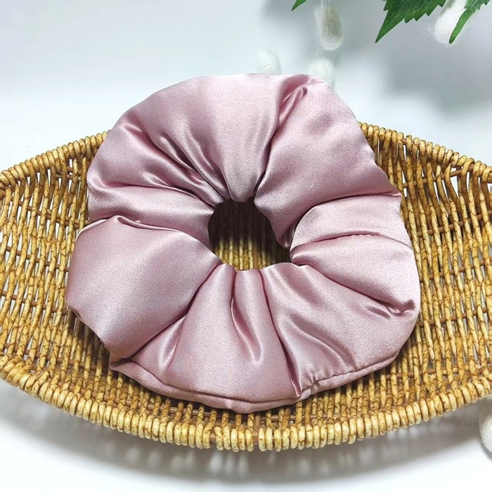 91家纺网 家纺一手货源 找家纺 蚕云阁蚕丝家居 2025新款7cm填充缎面真丝大肠发圈 莲花粉 宽度7cm一个