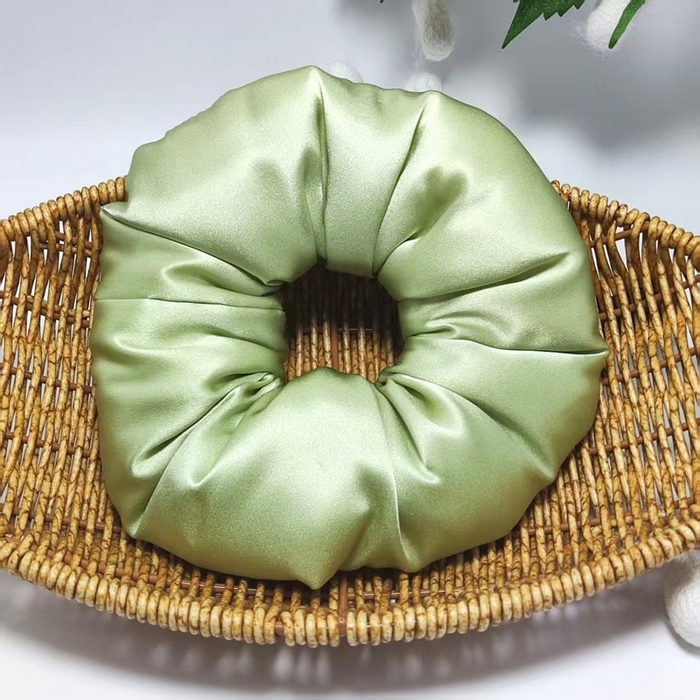 91家纺网 家纺一手货源 找家纺 蚕云阁蚕丝家居 2025新款7cm填充缎面真丝大肠发圈 豆绿色 宽度7cm一个