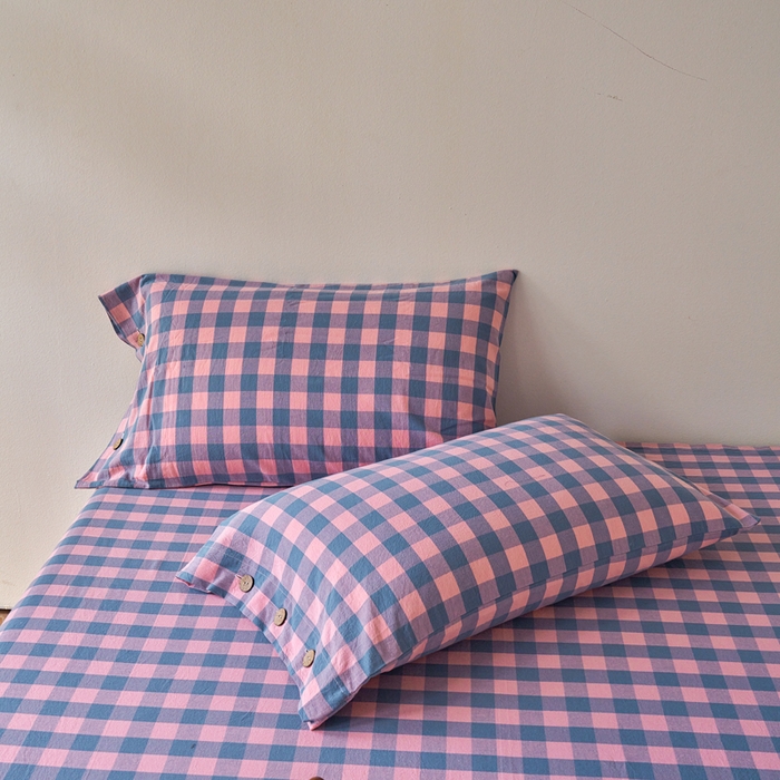 91家纺网 家纺一手货源 找家纺 贝尔 PELLHOME 全棉纽扣色织水洗棉格子四件套单品系列-单枕套（可抖音代发） 梦幻-粉